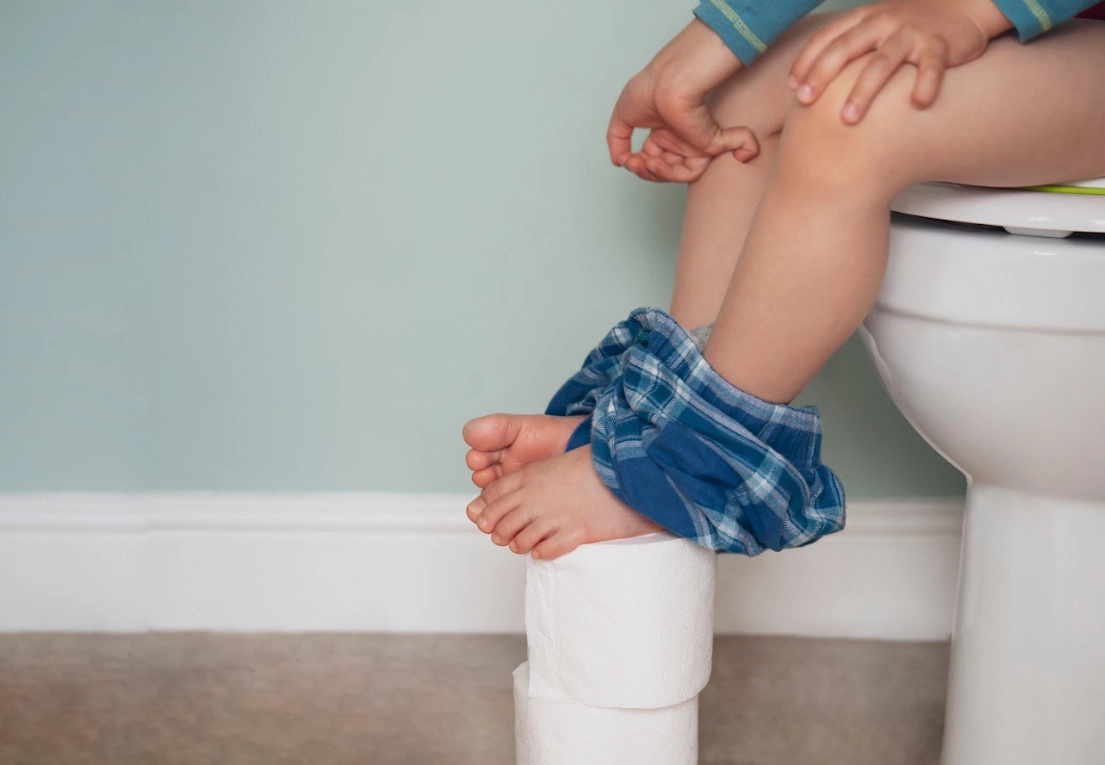Bé đi ngoài nhiều lần trong ngày có sao không