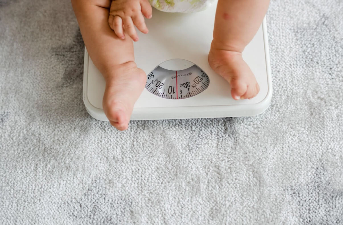 Bé trai 7 tháng nặng bao nhiêu kg là chuẩn