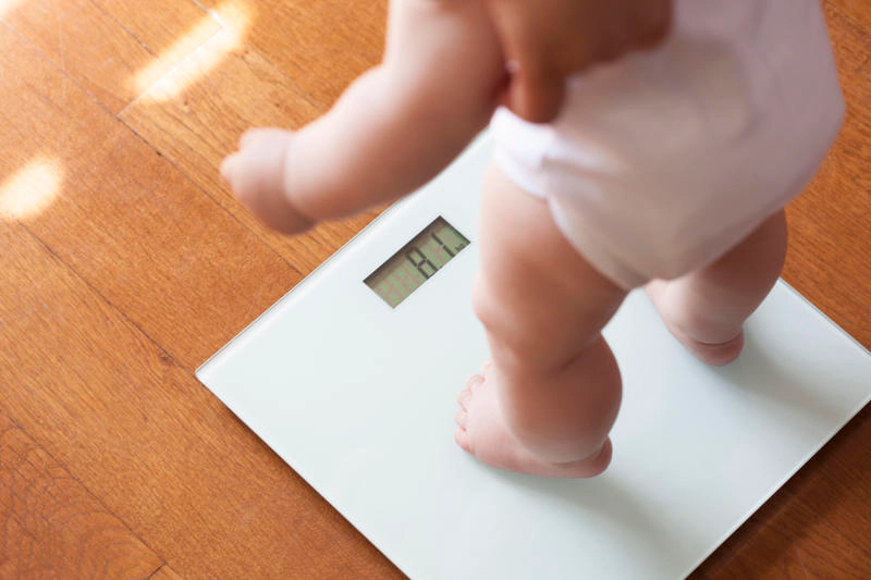Bé trai 9 tháng nặng bao nhiêu kg