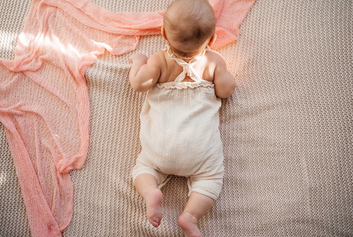 Bé trốn lẫy có sao không