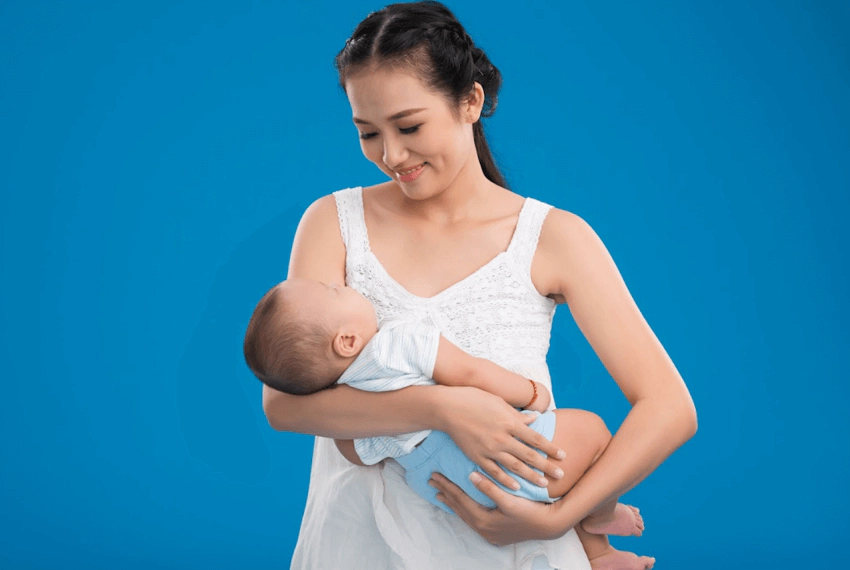 Cách bế trẻ 3 tháng