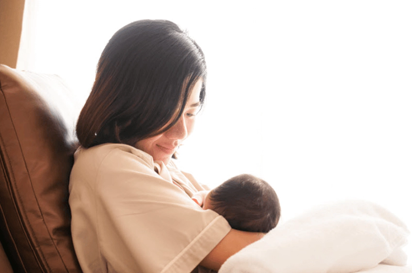 Cách bế trẻ sơ sinh theo từng tháng