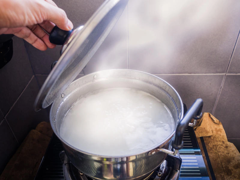 Cách nấu cháo cho bé bằng bếp ga