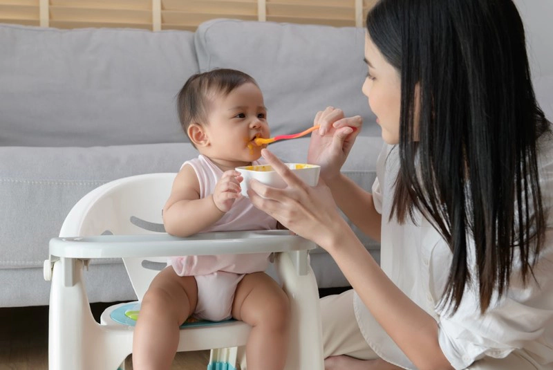 Phân của trẻ ăn dặm có đặc điểm gì