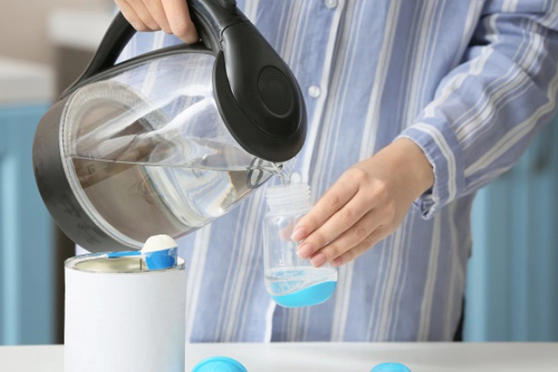 Khắc phục trẻ đi ngoài phân màu xanh đen