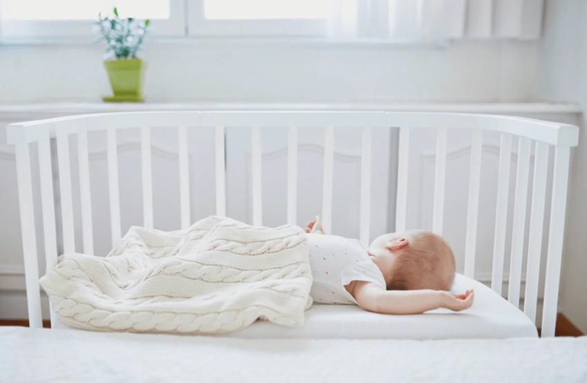 Ru bé sơ sinh ngủ ít