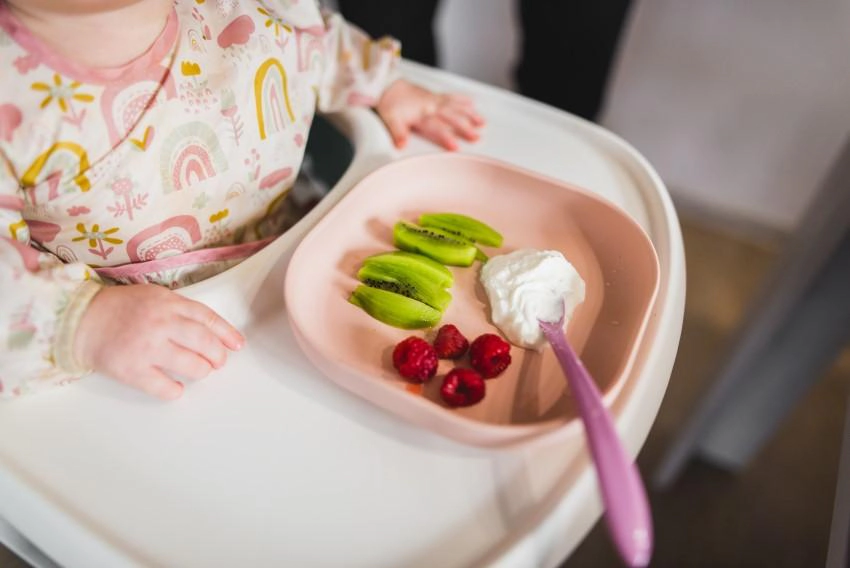 Bé 4 tháng ăn dặm được không