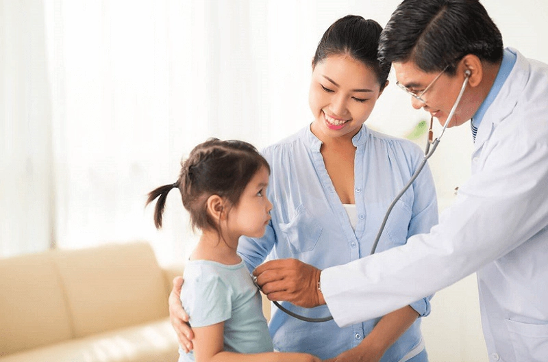 Trẻ bị đi ngoài khi nào đi khám