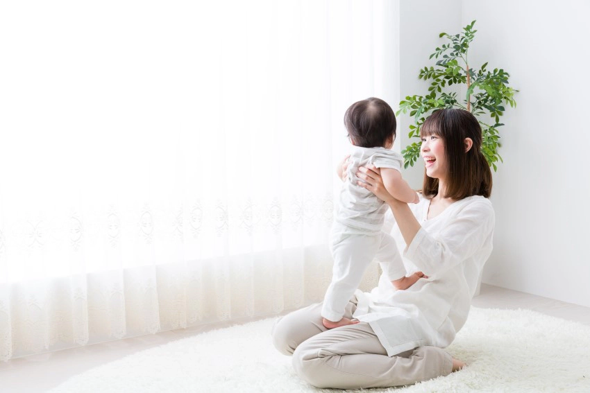 Trẻ con mấy tháng biết đứng