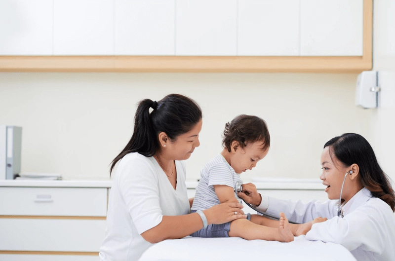 Làm gì khi trẻ đi ngoài có sợi màu đen