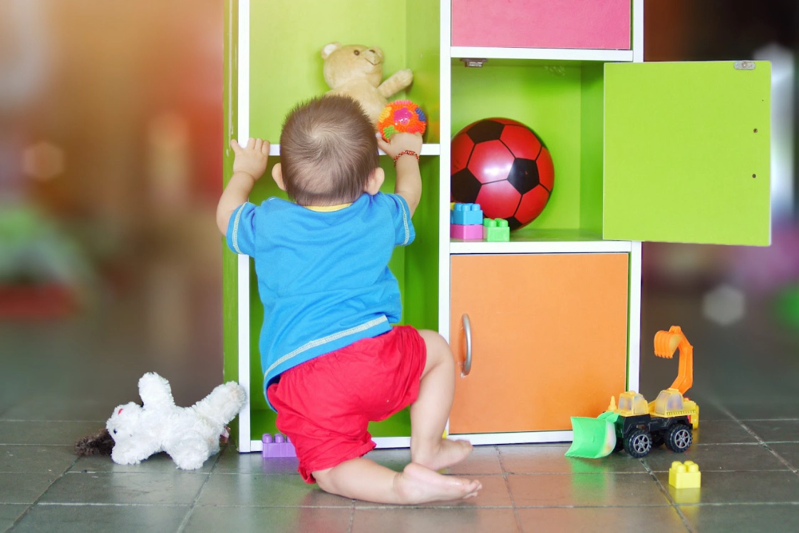 Dấu hiệu trẻ em mấy tháng biết đứng