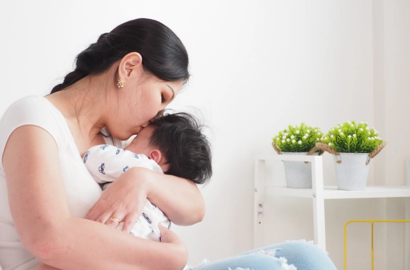 trẻ hay giật mình khóc đêm