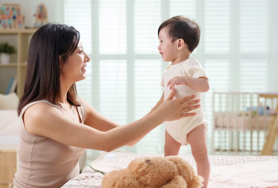 Trẻ mấy tháng biết vịn đứng