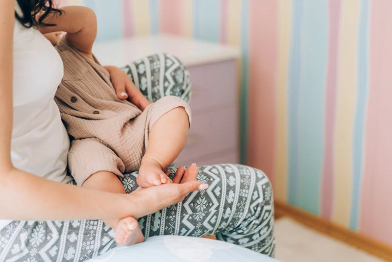 Trẻ quấy khóc đêm phải làm sao