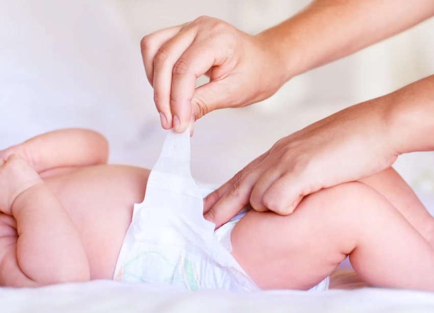 Trẻ sơ sinh 6 ngày không đi ngoài có sao không