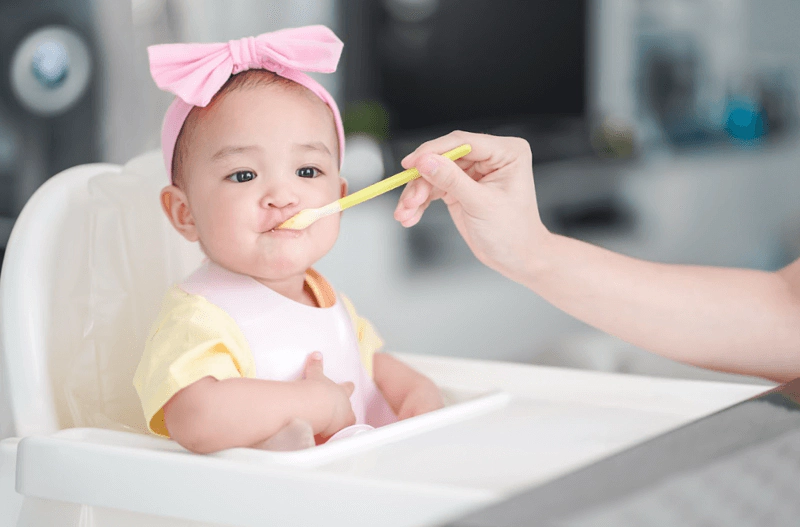 Trẻ sơ sinh bị đầy hơi phải làm sao