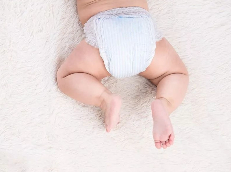 Trẻ sơ sinh đi ngoài phân màu xanh đen