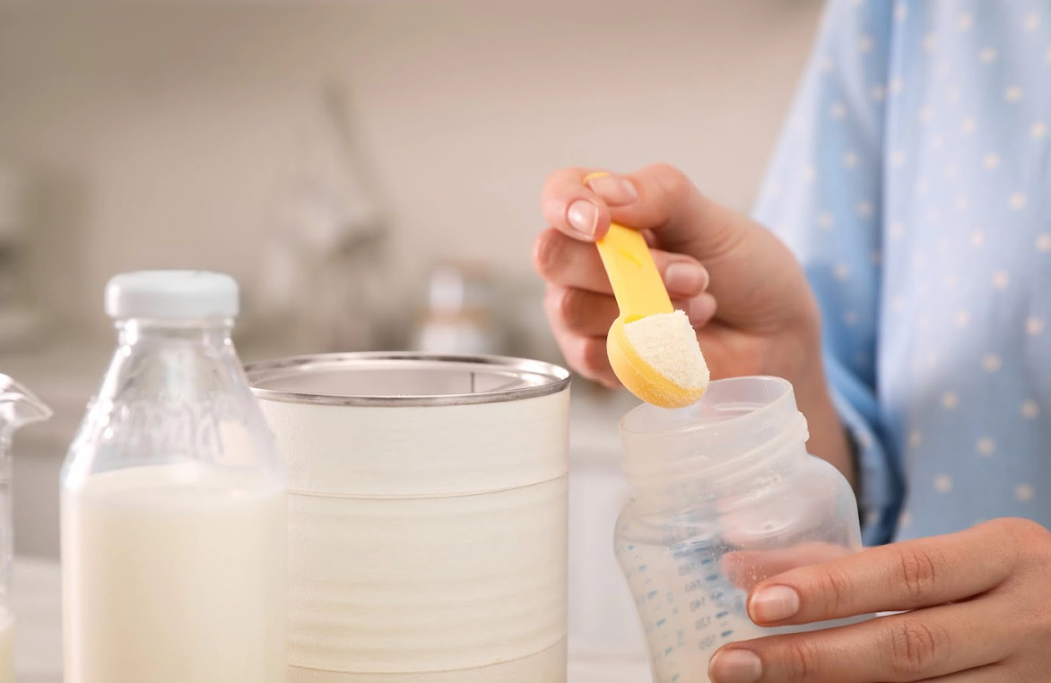 Vì sao trẻ sơ sinh đi phân lỏng màu vàng nhiều