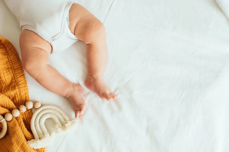 Trẻ sơ sinh giật mình nhiều có sao không