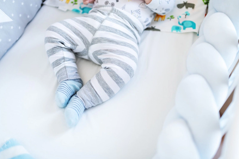 Trẻ sơ sinh hay bị giật mình có sao không