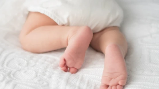 trẻ sơ sinh hay vặn mình