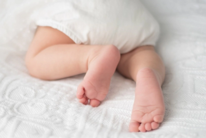 trẻ sơ sinh hay vặn mình 