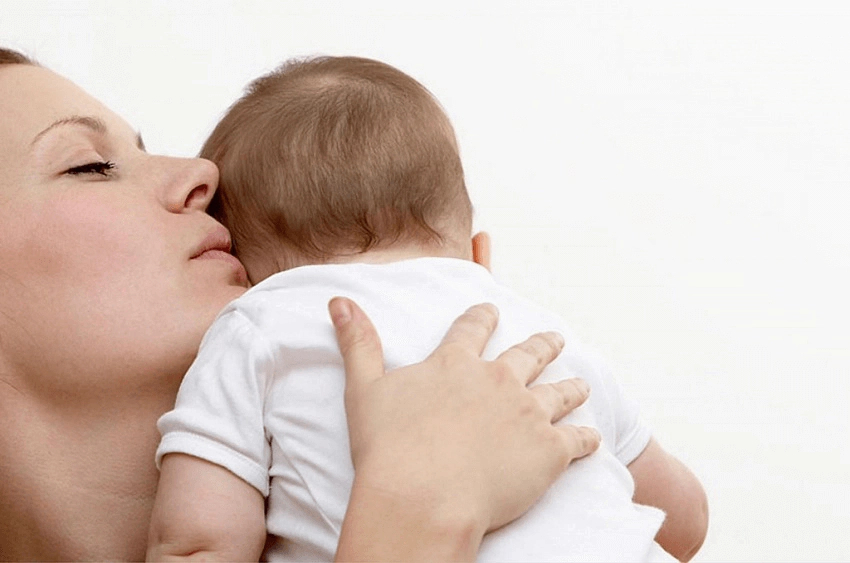 Trẻ sơ sinh ngủ ít có sao không