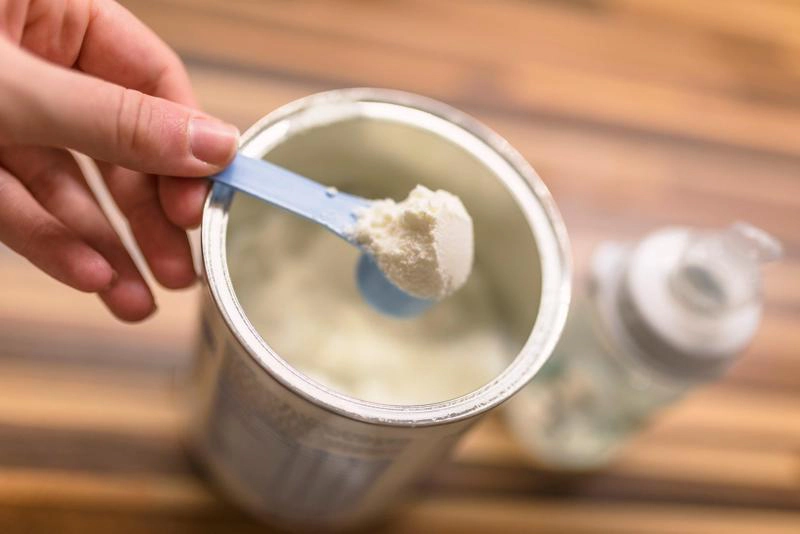 Trẻ uống sữa công thức bị tiêu chảy phải làm sao