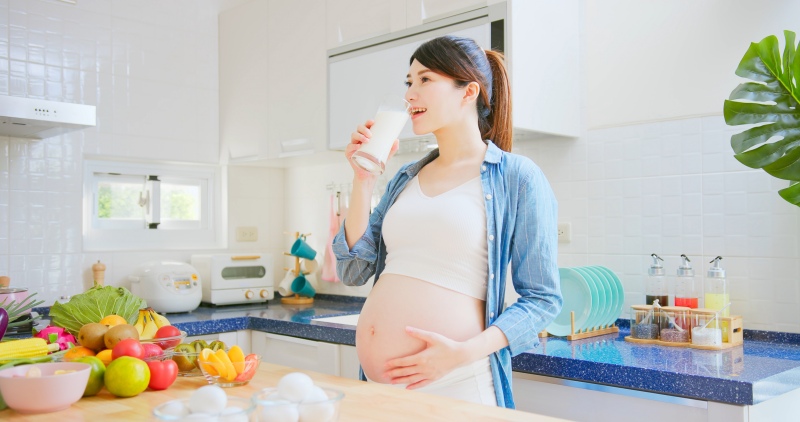 mẹ uống sữa để duy trì thai kỳ khoẻ mạnh