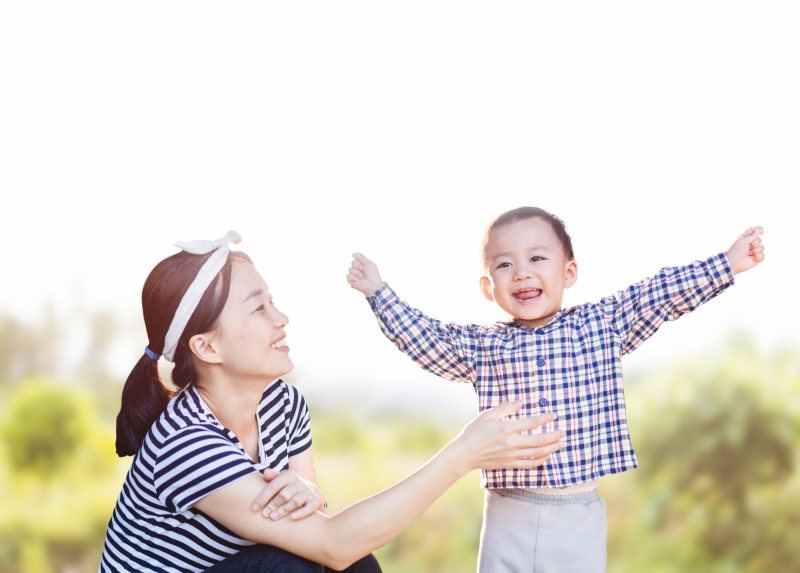 mẹ và bé đều vui vì bé có hệ tiêu hoá tốt