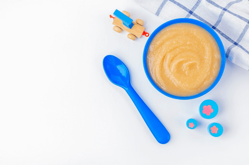 táo và việt quất hầm cho trẻ 6 tháng