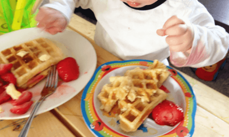 bé 1 tuổi hưởng thức bánh ăn dặm