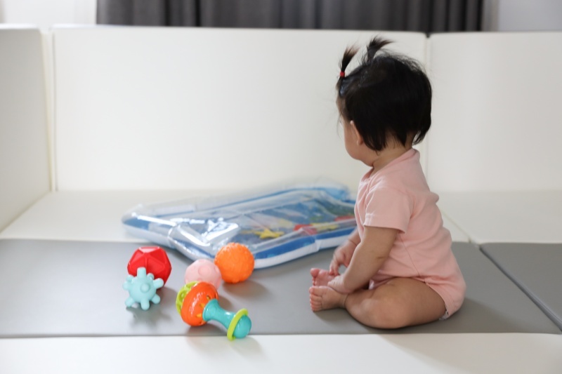 kích thích trẻ ngồi bằng đồ chơi