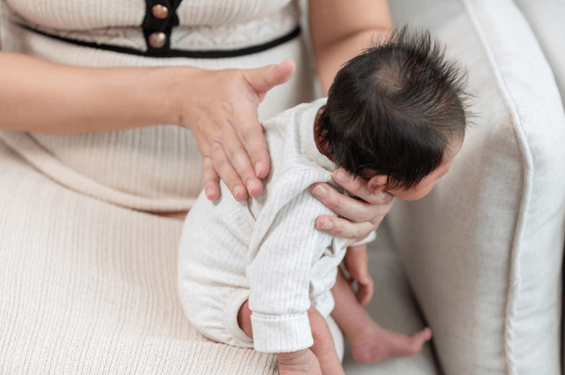 vỗ ợ hơi để giúp bé giảm sôi bụng