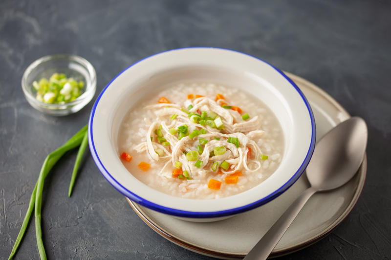 cháo gà nấu với cà rốt
