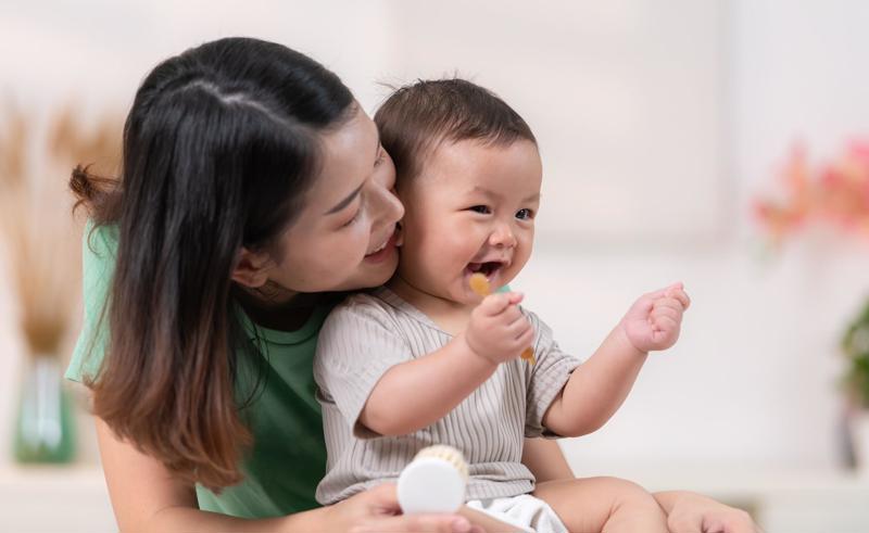 mẹ vui vẻ tự làm cháo trứng cho trẻ
