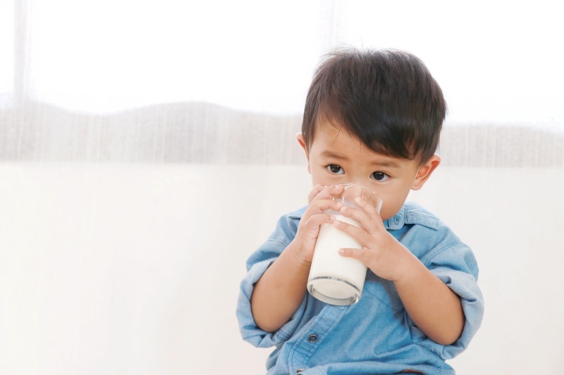 nên cho trẻ uống sữa ấm khi cảm lạnh