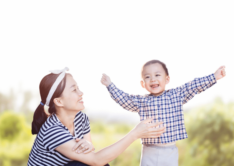 mẹ và bé đều vui vì bé có hệ tiêu hoá tốt