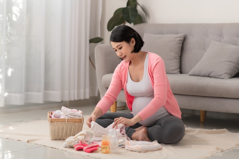 chuẩn bị giỏ đồ đi sinh cho mẹ và bé