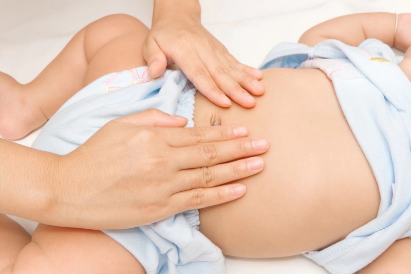 massage bụng cho bé