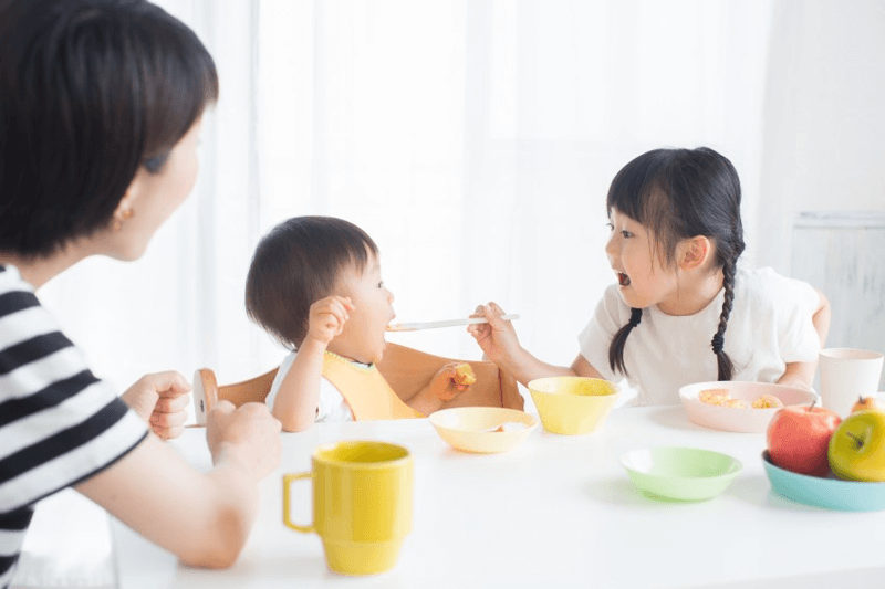 chị gái đút cho bé
