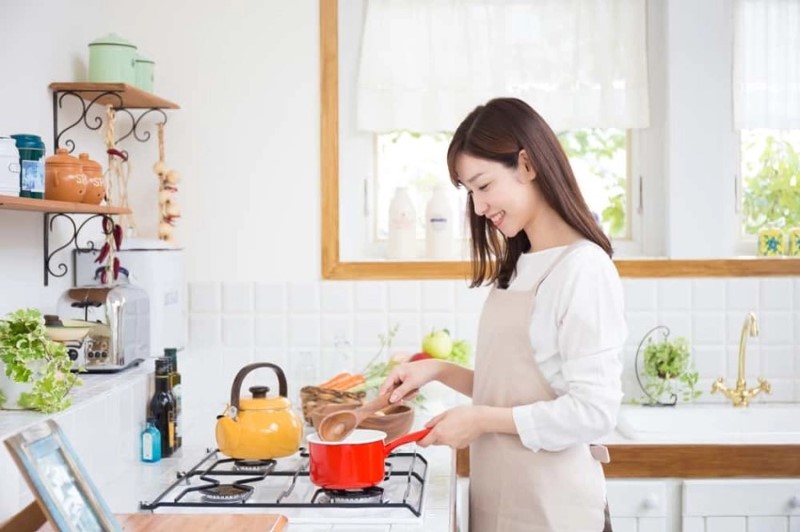 mẹ nấu cháo tại nhà cho bé 8 tháng