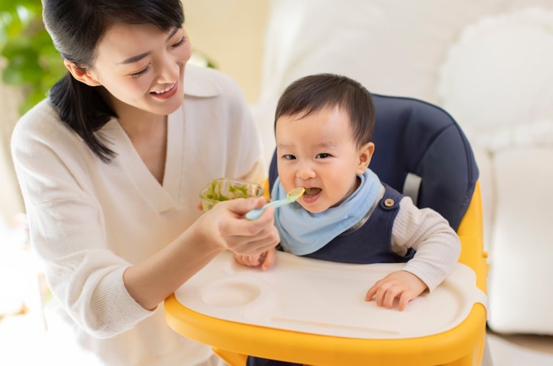 trẻ em được mẹ đút cháo