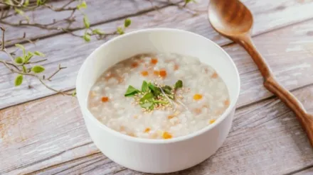 nấu cháo thịt heo cho bé 