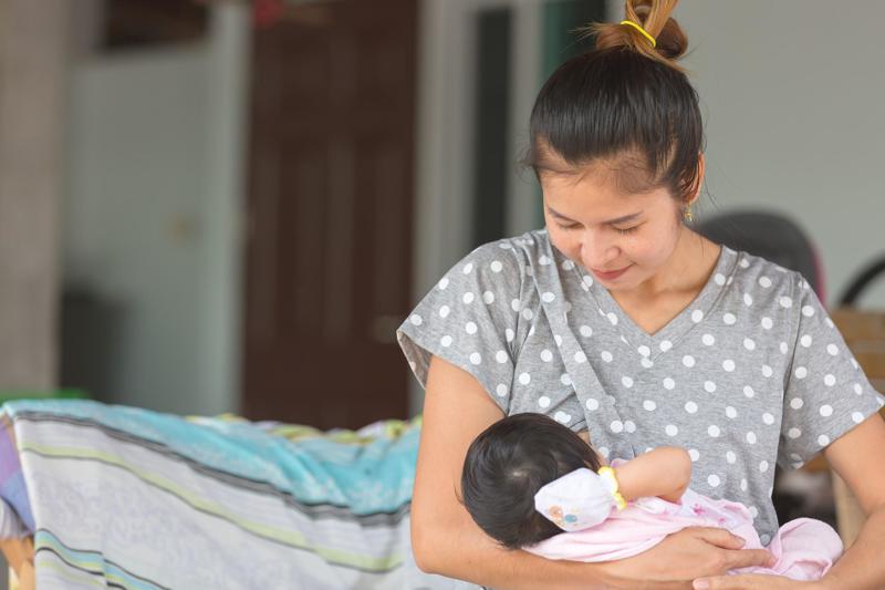 mẹ bế chăm bé hạ sốt
