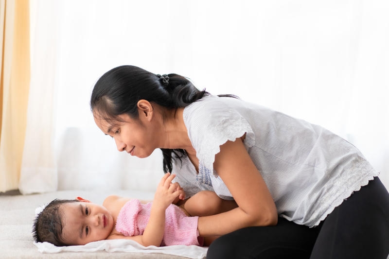 mẹ chăm bé hạ sốt
