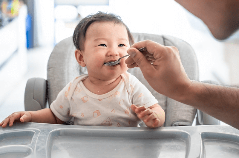 bé vui vẻ ăn