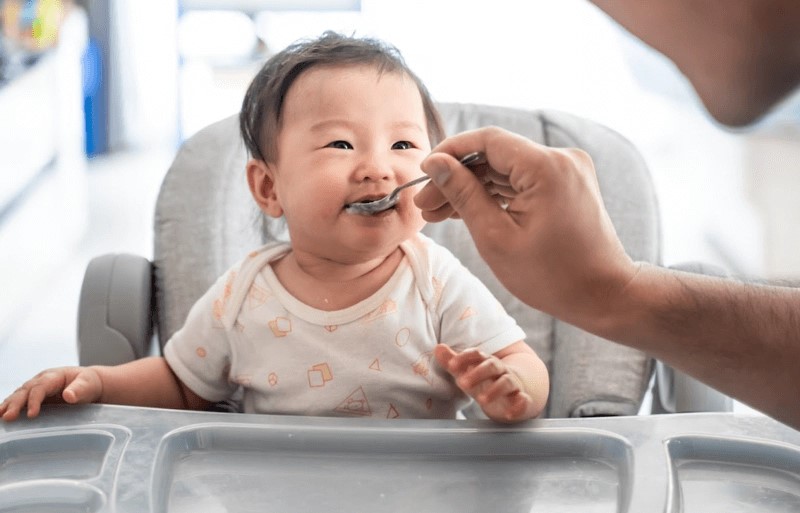 bé 8 tháng ăn dặm và cười vui