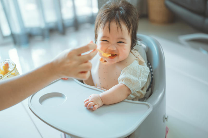 mẹ đút đồ ăn cho bé