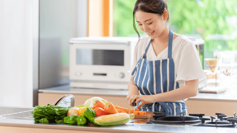mẹ làm đồ ăn dặm cho bé